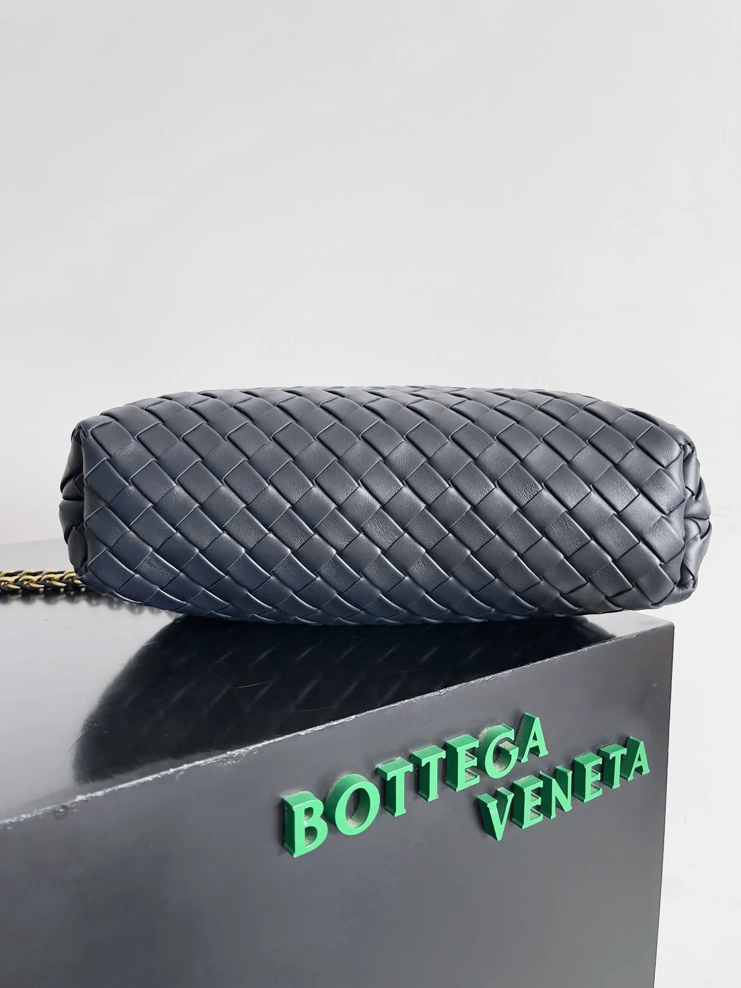 Batch 2260 BOTTEGA VENETA Lady's LAUREN CLUTCH Chain Clutch was inspired by 40 years ago. It is a perfect fusion of classic and modern bags. It is effortless and fashionable for any occasion and at any time. The newly added detachable metal chain allows people to have more ways to carry it. It is grand and elegant. Style No.: 785807 Size: 31.5*16.5*11cm